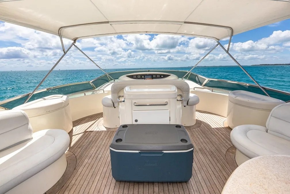 80ft Azimut interior